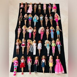 Barbies vintages lot of 39 dolls. Beautiful outfits included.Beautiful condition